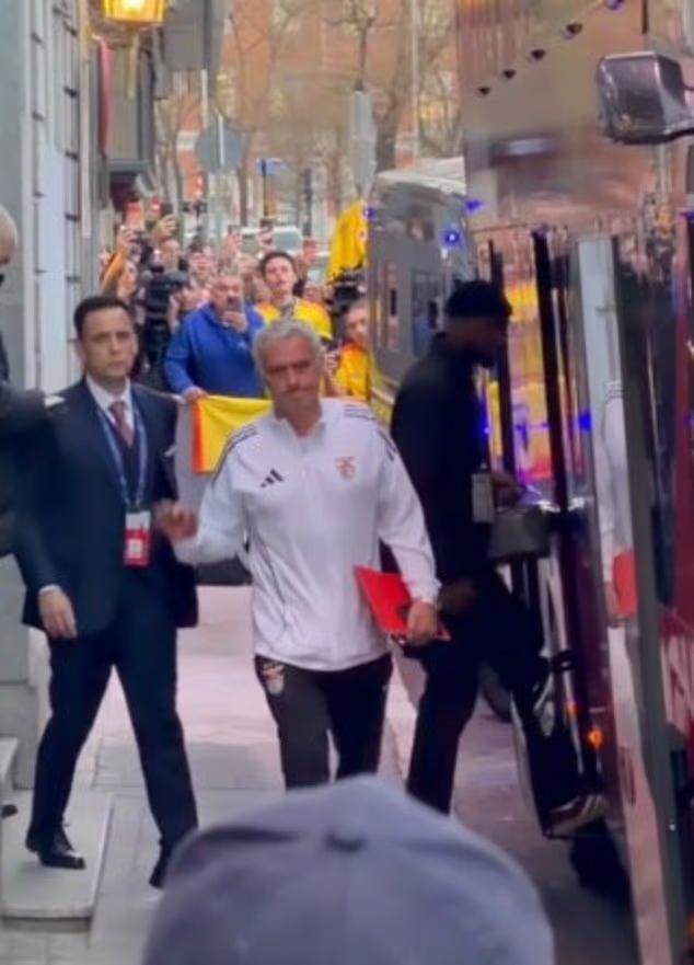 爱游戏体育-为避伯纳乌飞象，穆里尼奥隐身大巴，拒绝温情重逢